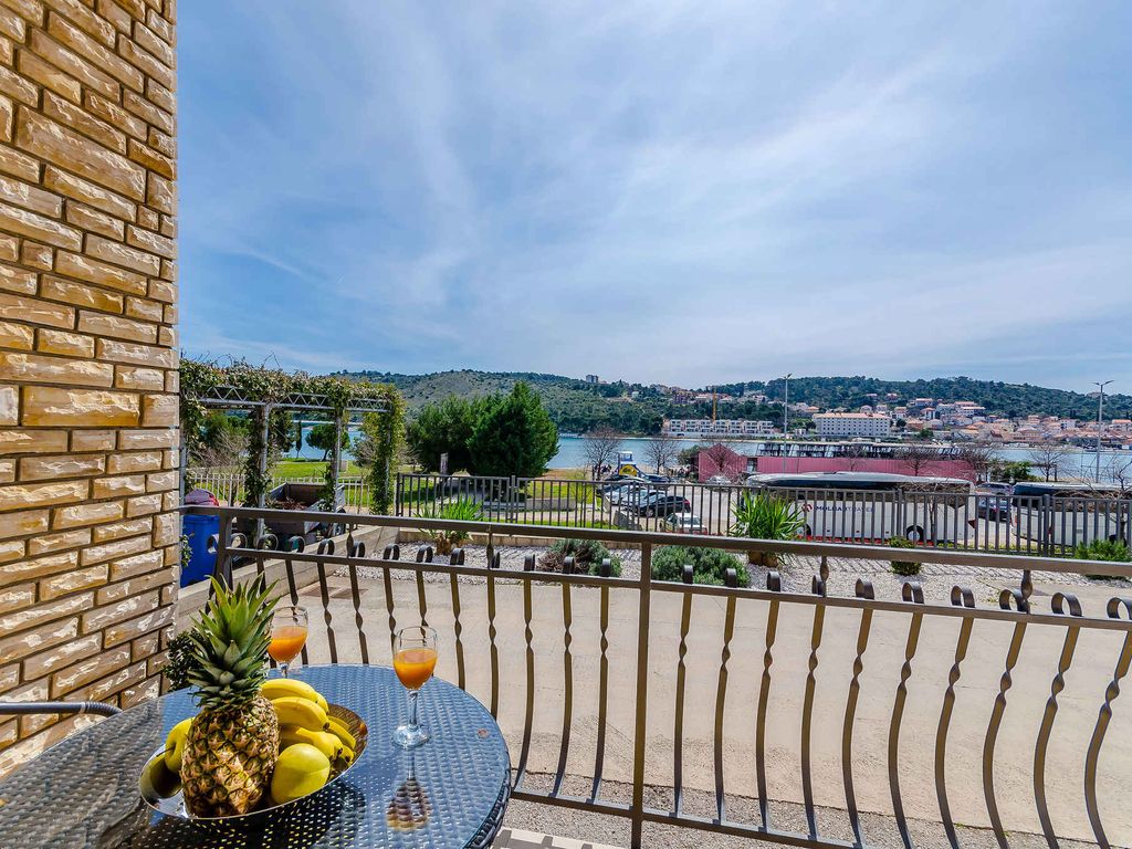 Ferienwohnung mit Klimaanlage und Meerblick in Trogir