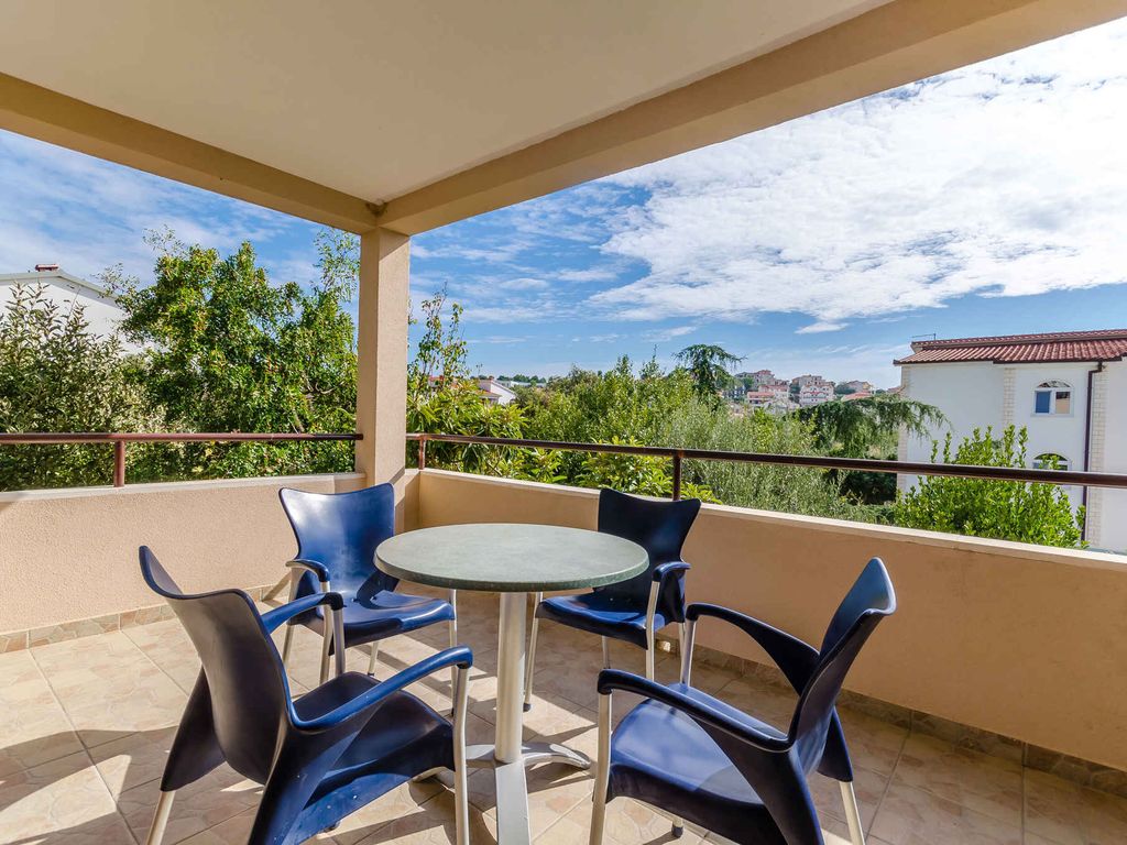 Ferienwohnung mit Swimmingpool und Balkon