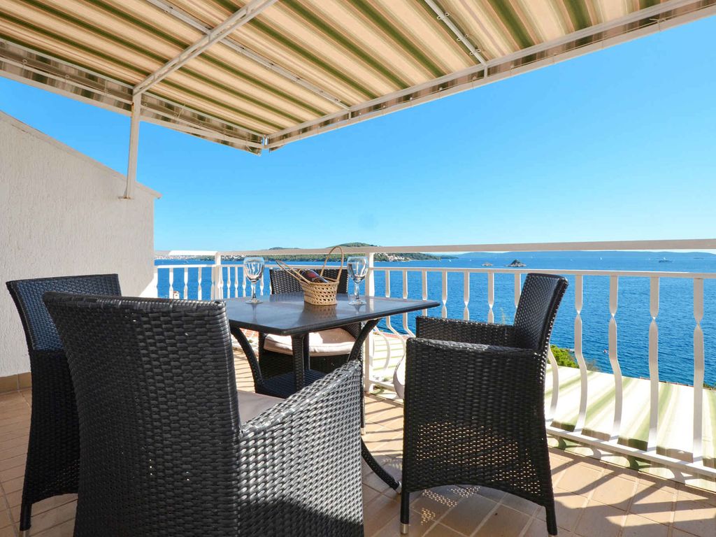 Ferienwohnung mit Pool und Meerblick