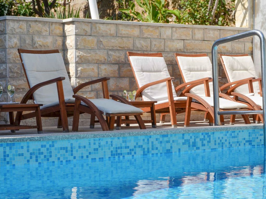 Ferienwohnung mit Pool und Meerblick