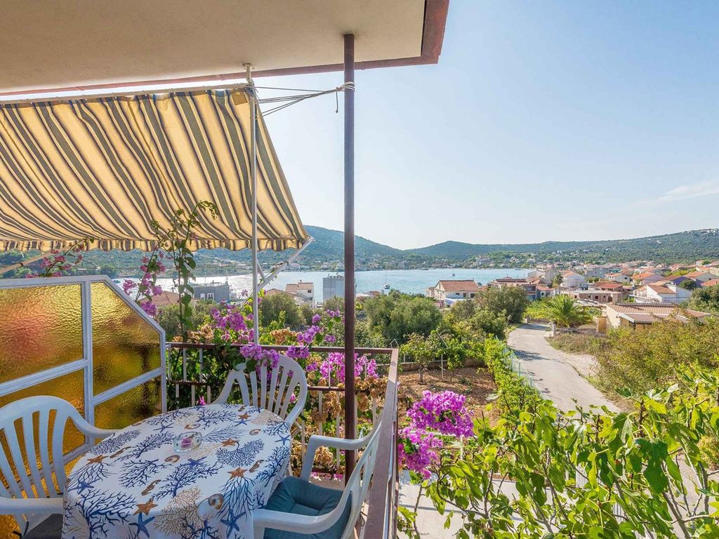 Komfortable Apartments nur 70 m vom Meer entfernt und schöne Kiesstrände.
