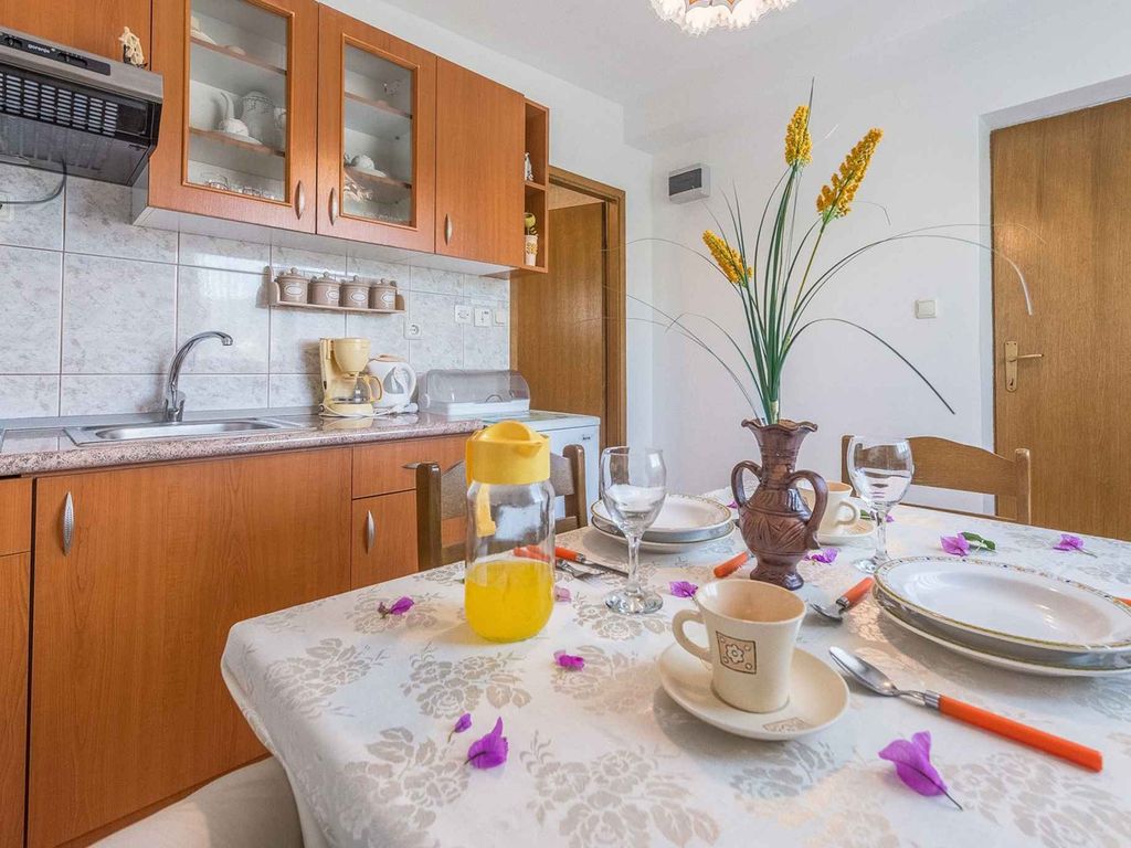 Komfortable Apartments nur 70 m vom Meer entfernt und schöne Kiesstrände.