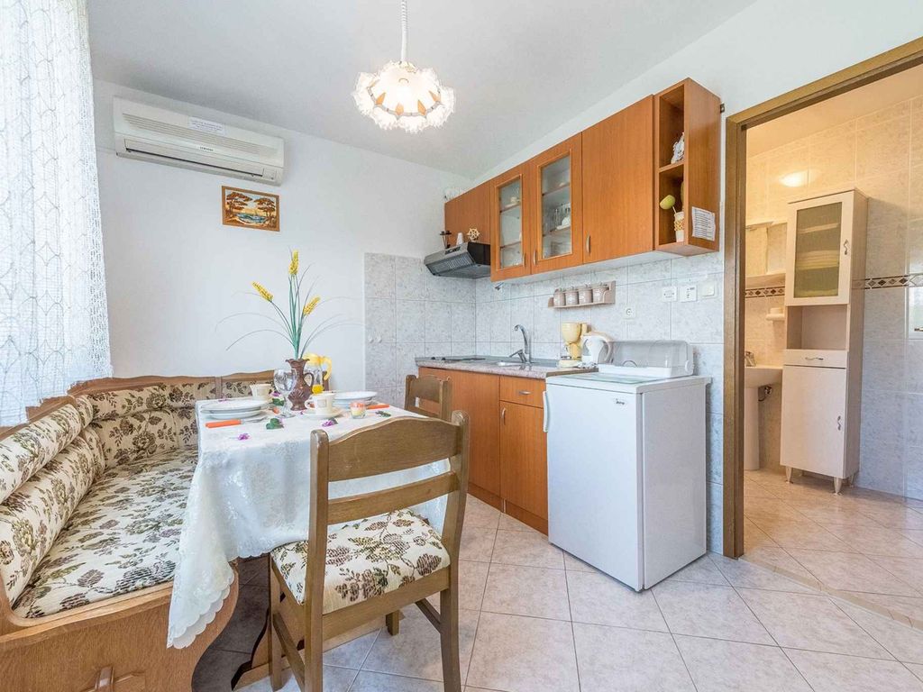 Komfortable Apartments nur 70 m vom Meer entfernt und schöne Kiesstrände.