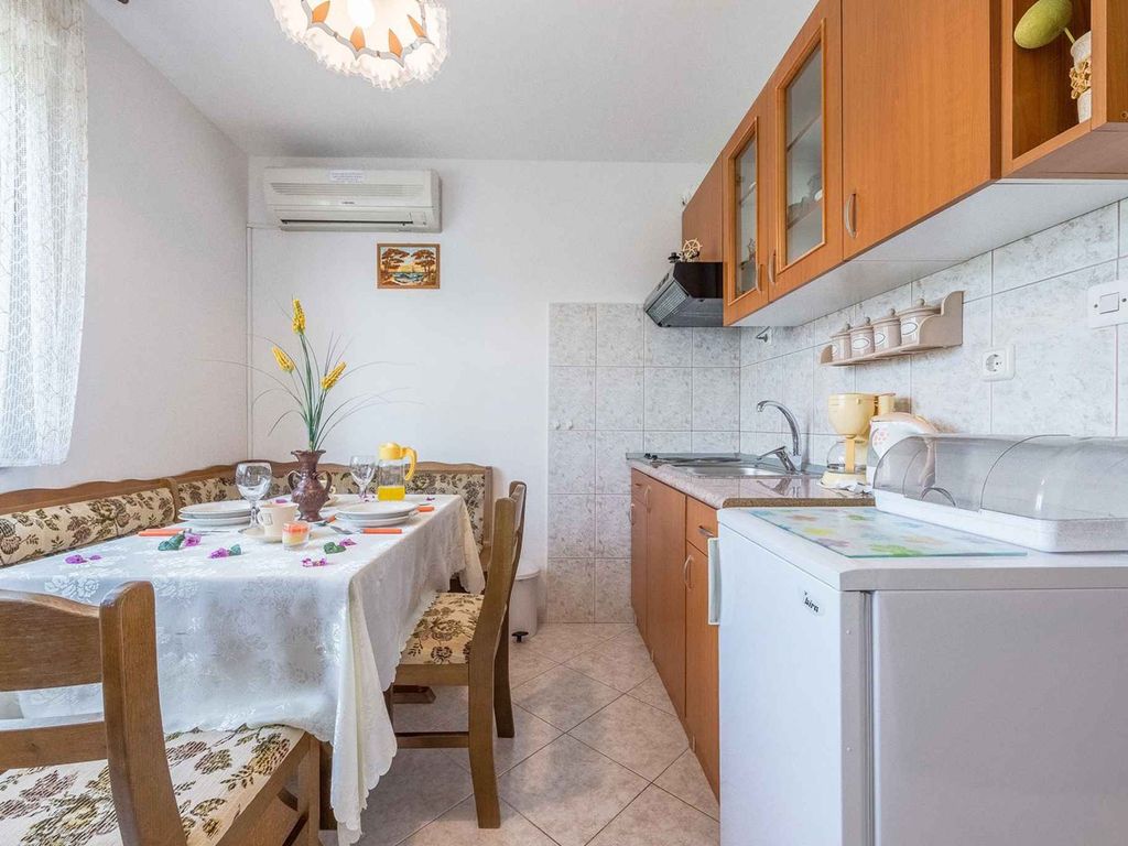 Komfortable Apartments nur 70 m vom Meer entfernt und schöne Kiesstrände.