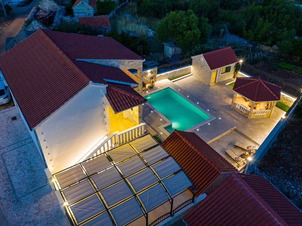 Traditionelle dalmatinische Steinvilla mit Pool und Wellness in der Nähe des Meeres