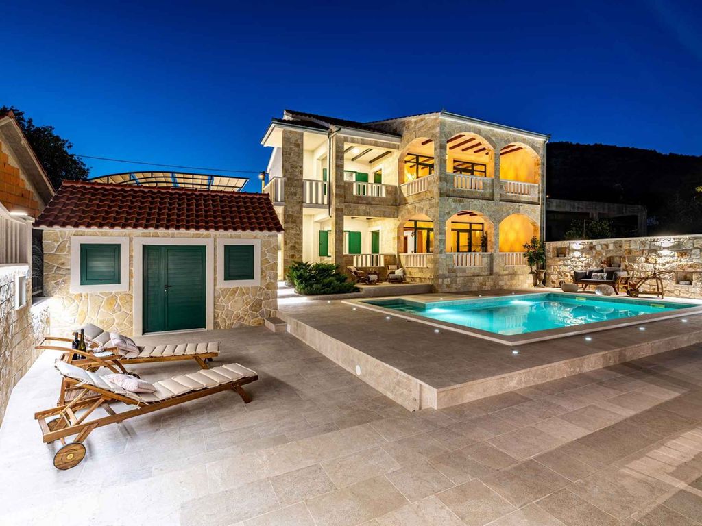 Traditionelle dalmatinische Steinvilla mit Pool und Wellness in der Nähe des Meeres