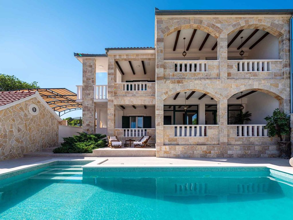 Traditionelle dalmatinische Steinvilla mit Pool und Wellness in der Nähe des Meeres