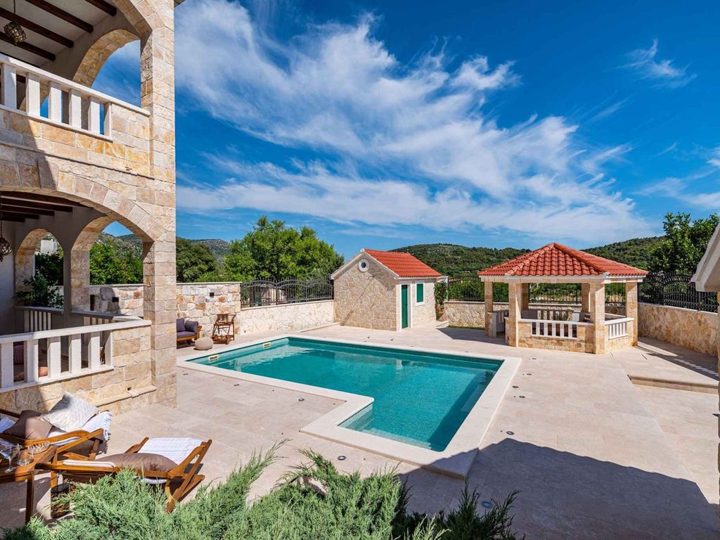 Traditionelle dalmatinische Steinvilla mit Pool und Wellness in der Nähe des Meeres