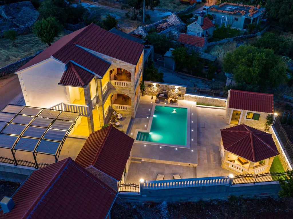 Traditionelle dalmatinische Steinvilla mit Pool und Wellness in der Nähe des Meeres