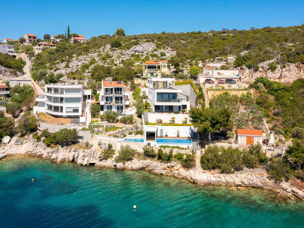 Ferienhaus mit Pool und Meerblick