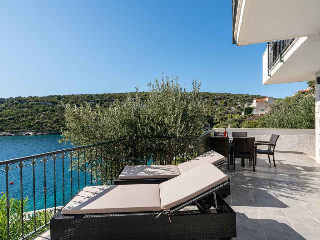 Ferienhaus mit Pool und Meerblick