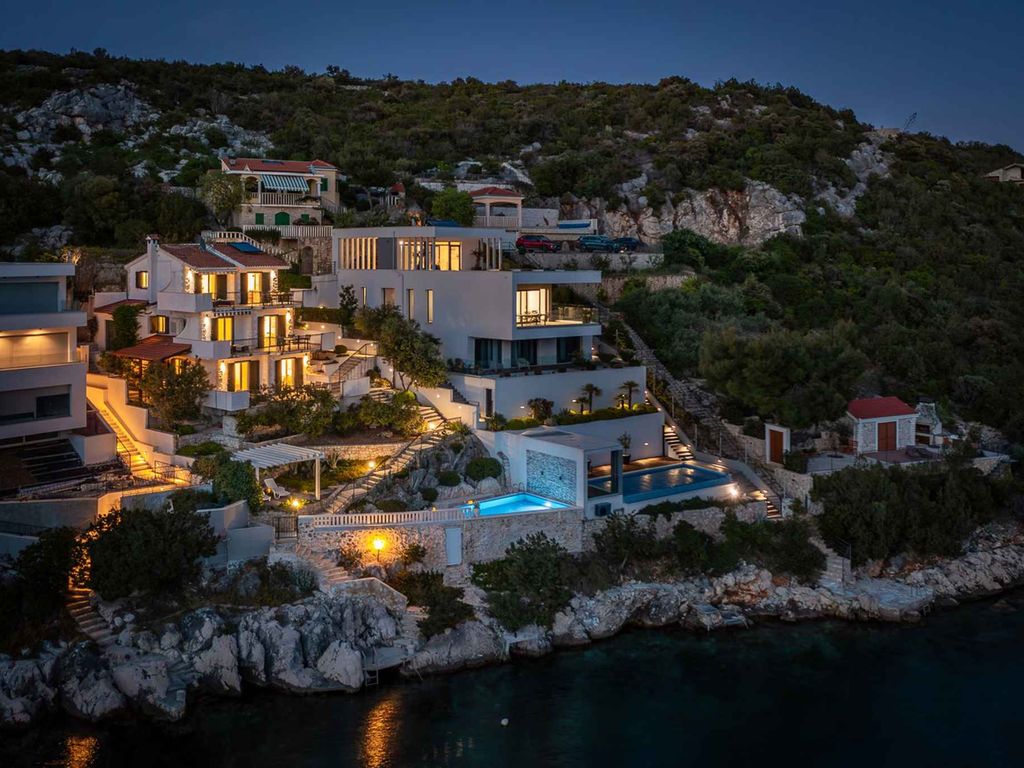 Ferienhaus mit Pool und Meerblick