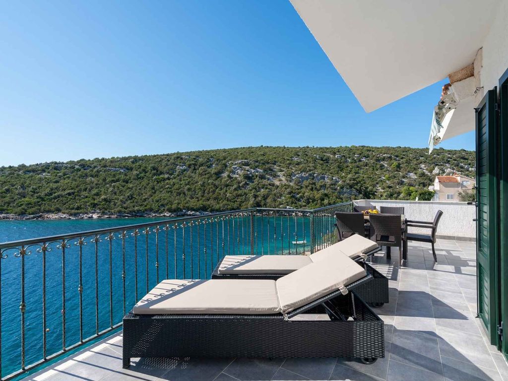 Ferienhaus mit Pool und Meerblick