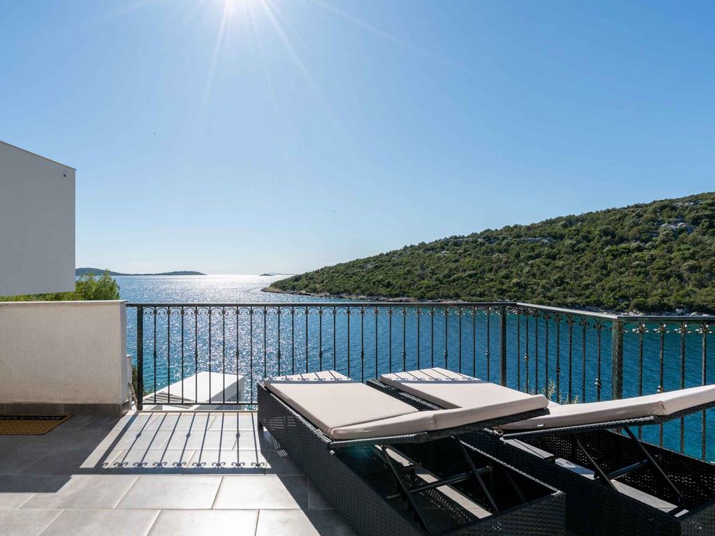 Ferienhaus mit Pool und Meerblick