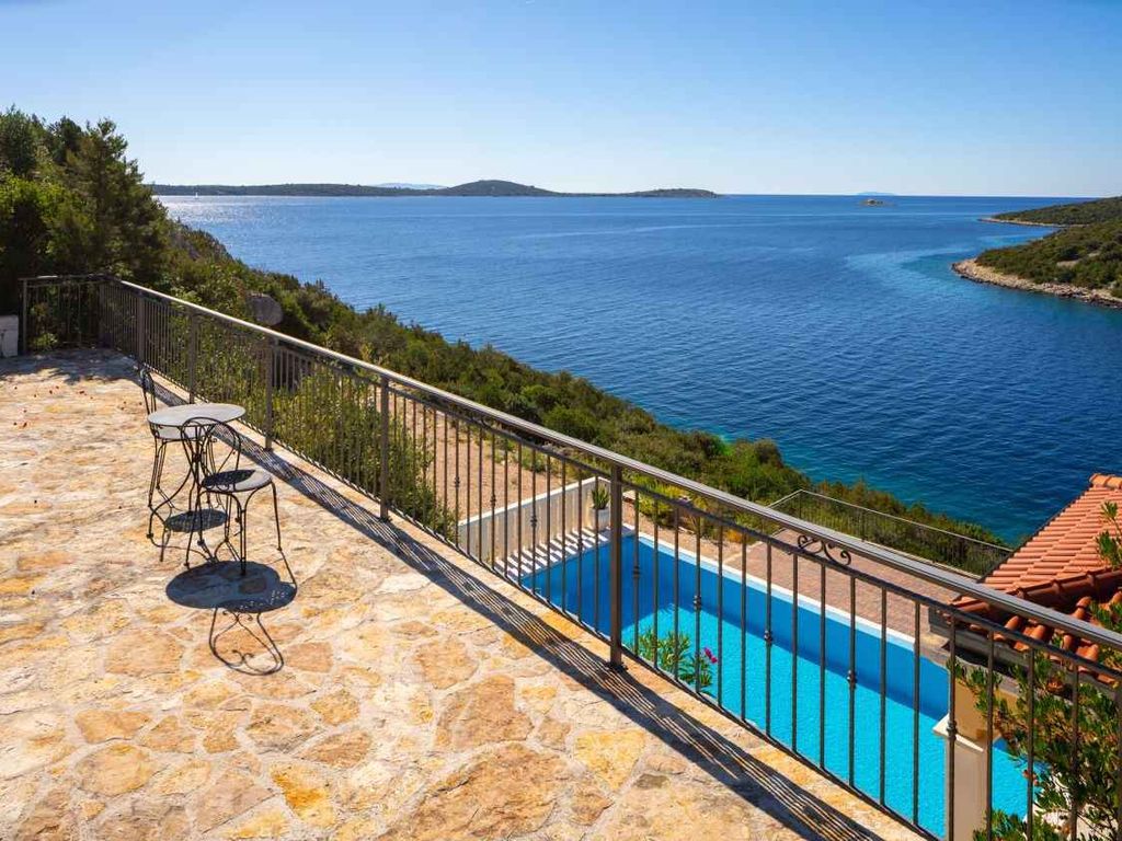 Villa mit Pool und Meerblick
