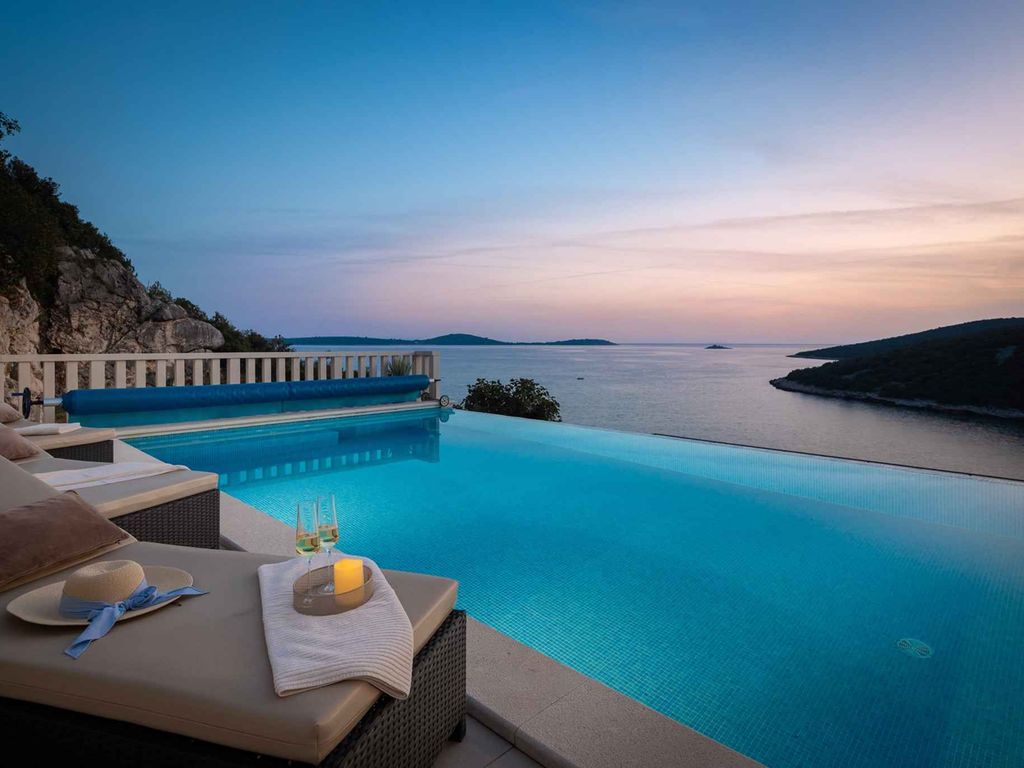 Villa mit Pool und Meerblick