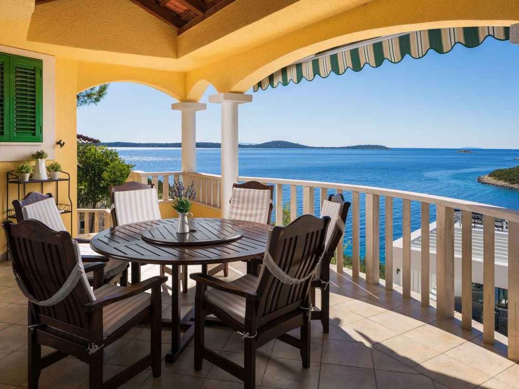Villa mit Pool und Meerblick