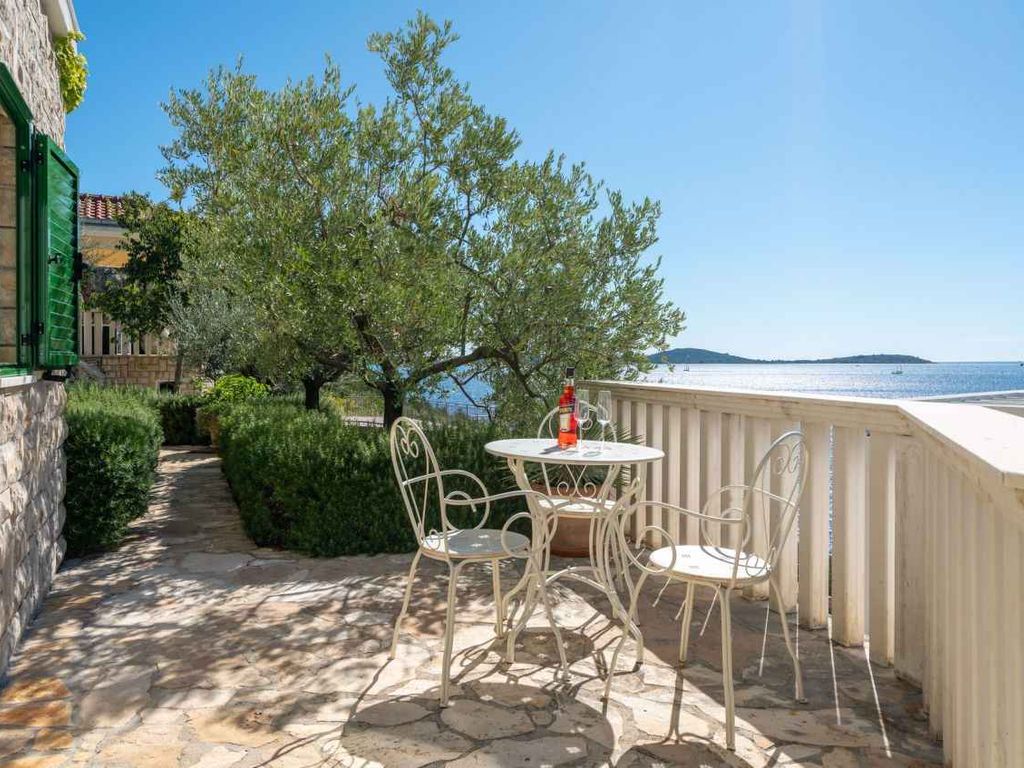 Villa mit Pool und Meerblick