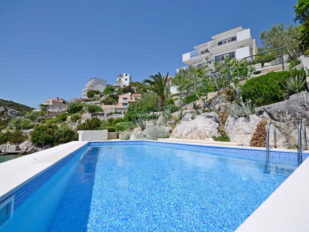 Villa mit Pool und Meerblick