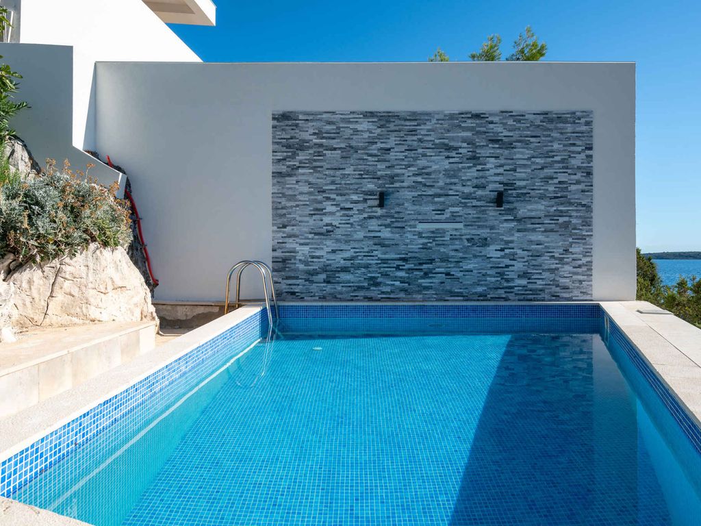Villa mit Pool und Meerblick