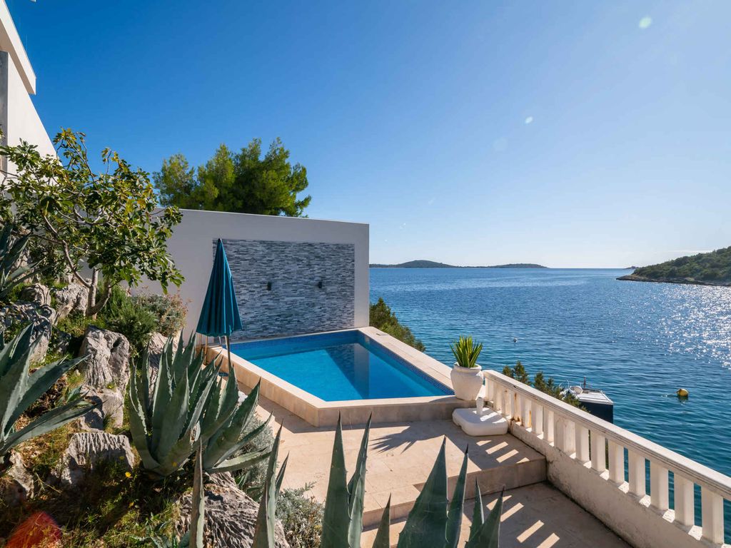 Villa mit Pool und Meerblick
