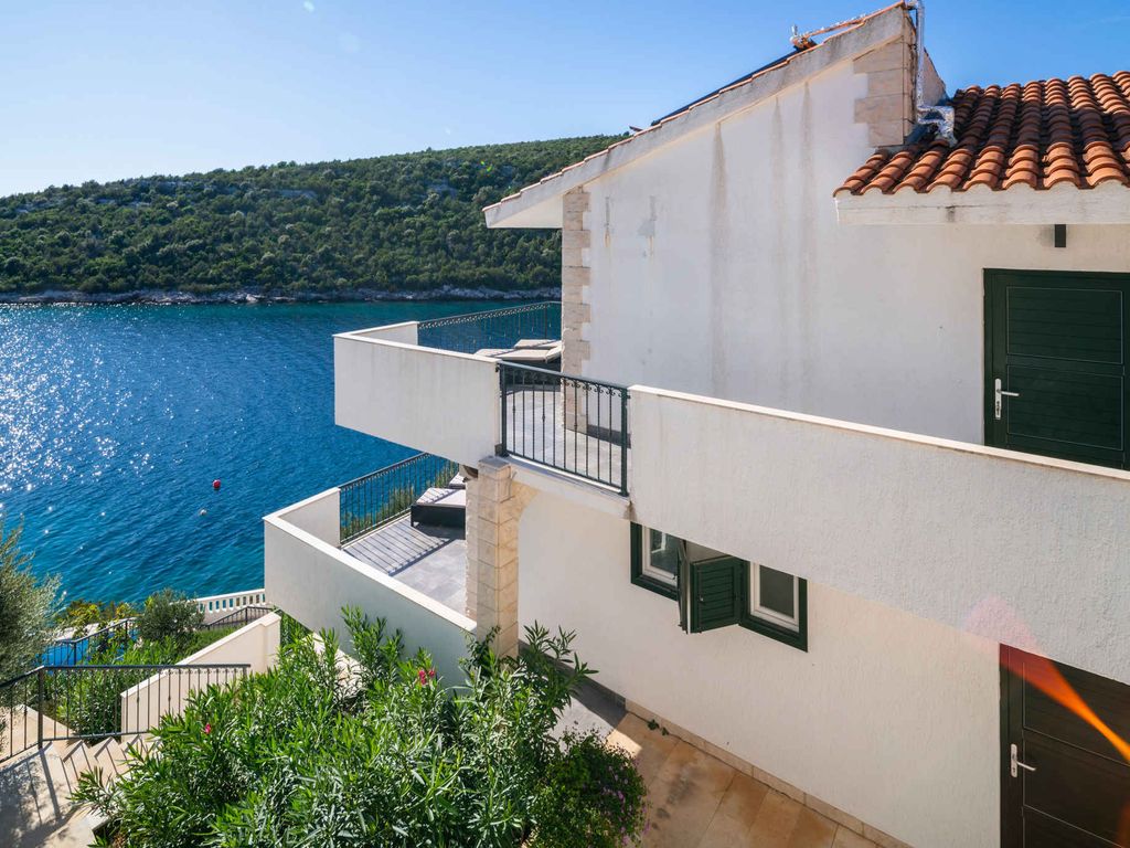 Villa mit Pool und Meerblick