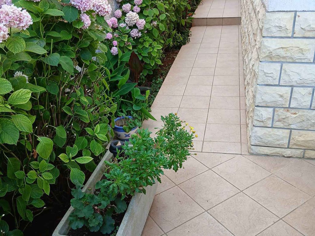 Ferienwohnung mit Terrasse und Grill