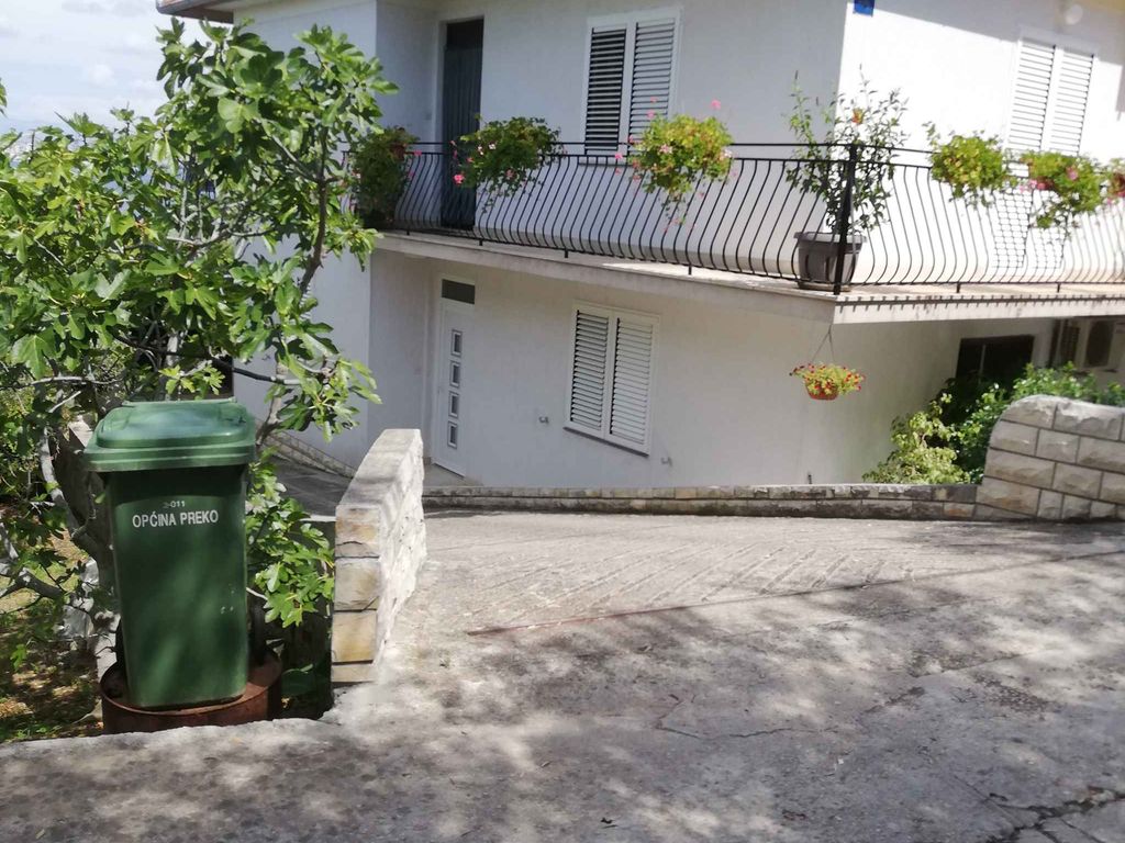 Ferienwohnung mit Terrasse und Grill
