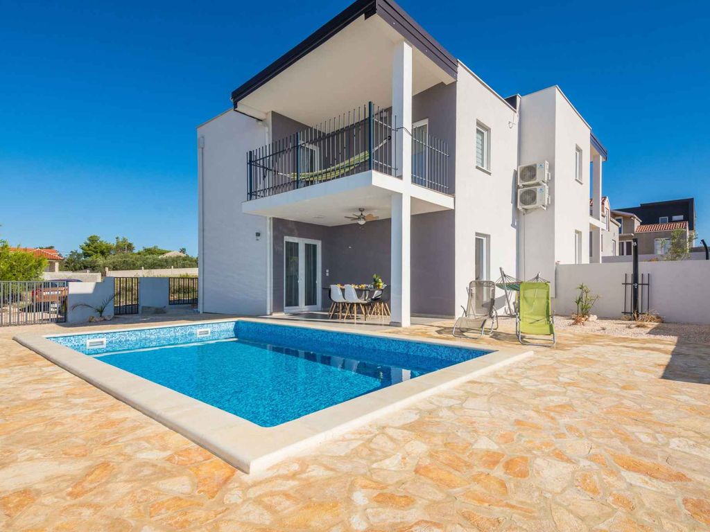 Ferienhaus mit Swimmingpool und Panorama-Meerblick