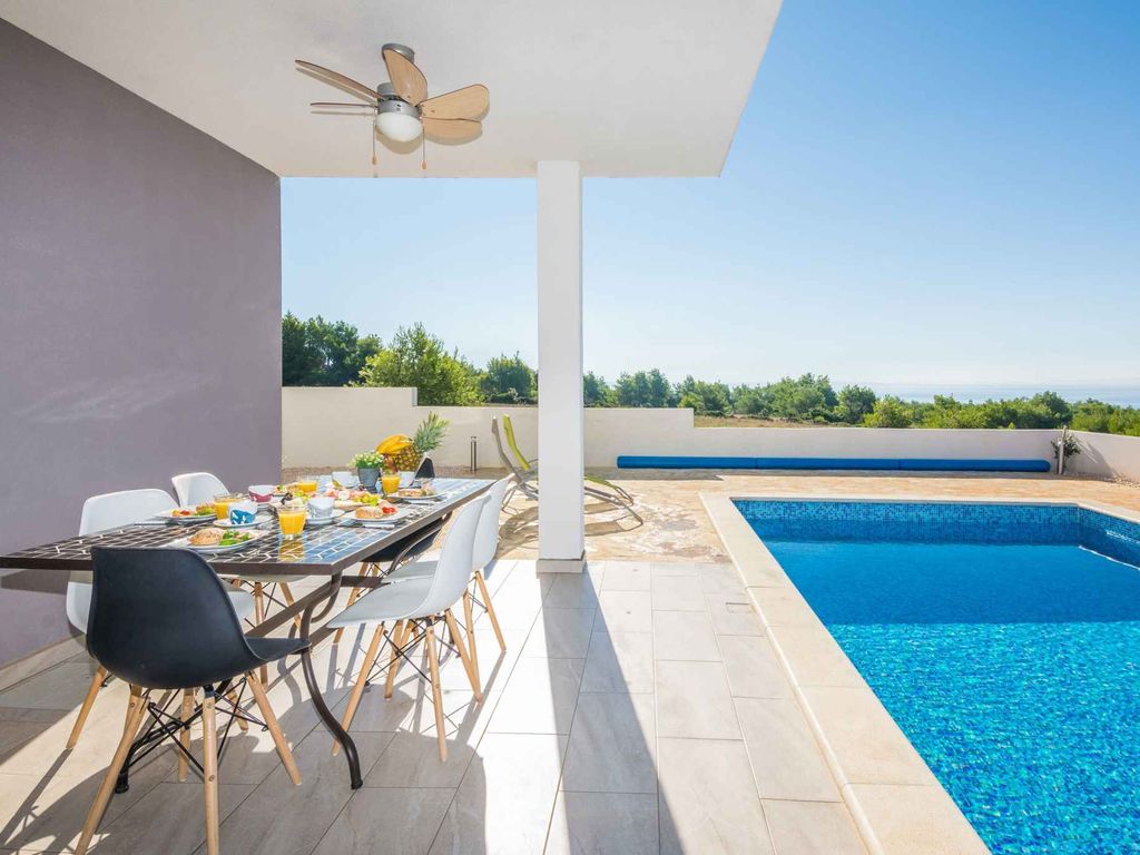 Ferienhaus mit Swimmingpool und Panorama-Meerblick