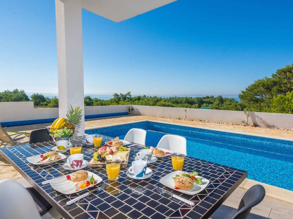 Ferienhaus mit Swimmingpool und Panorama-Meerblick