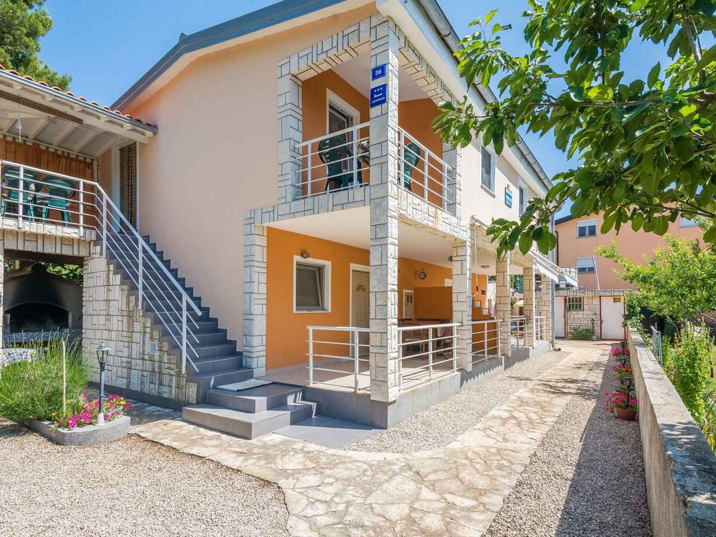 Ferienwohnung mit Balkon und Parkplatz