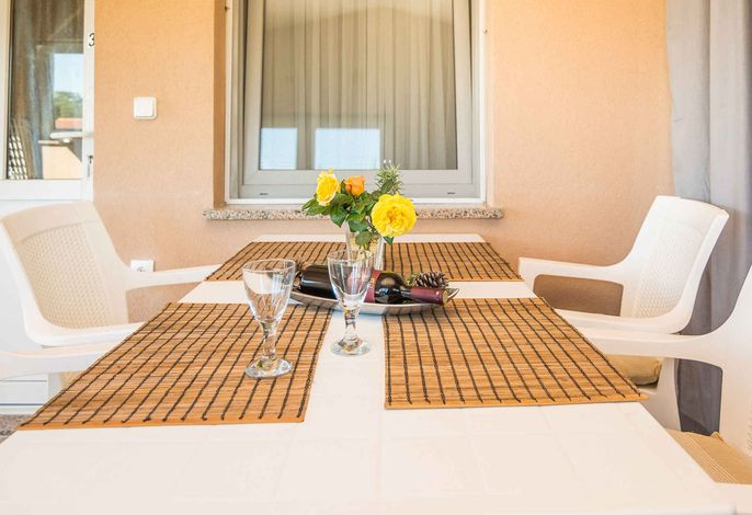 Ferienwohnung mit Balkon und Parkplatz