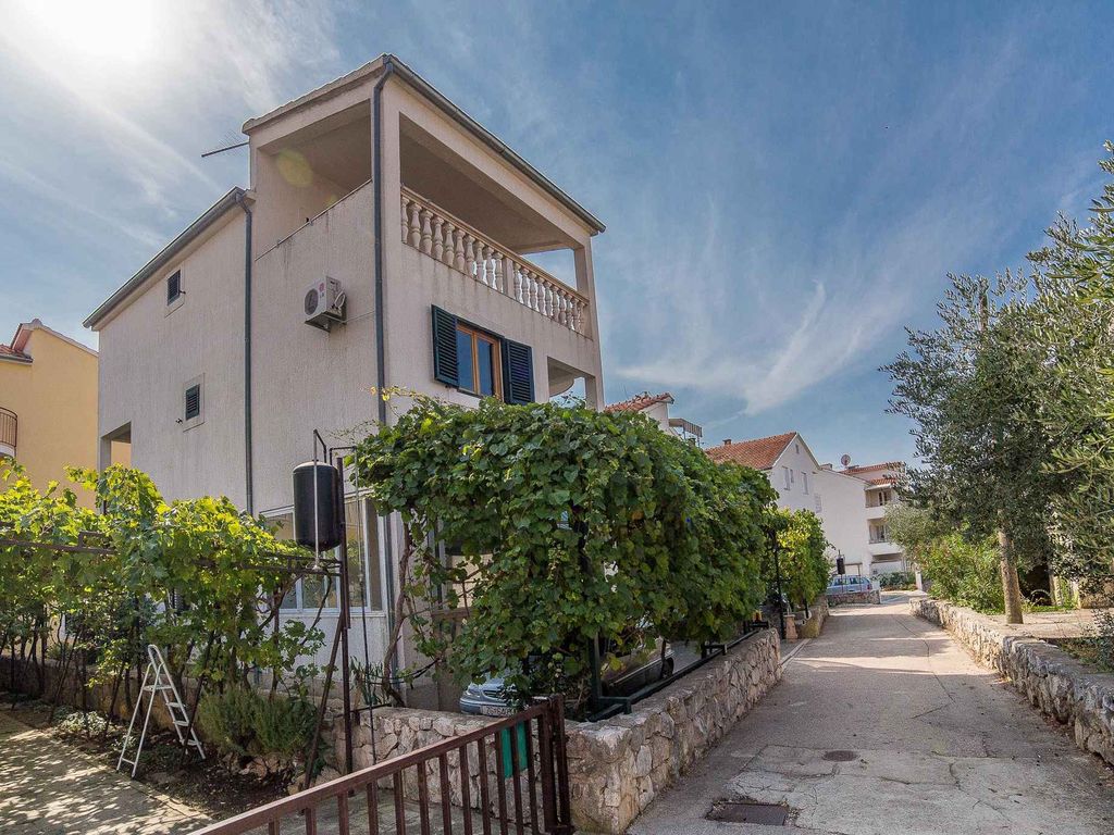 Studio-Apartment in der Nähe von Vodice, nur 50 m vom Strand entfernt