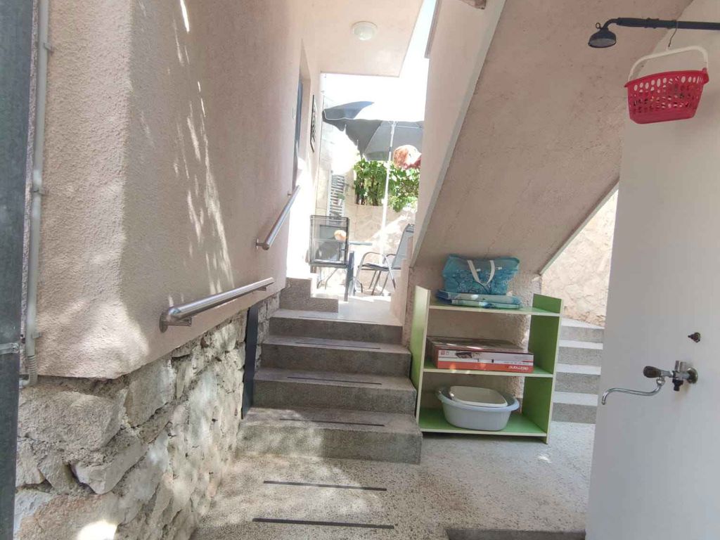 Ferienwohnung WOHNUNG DORIANA (2+1)