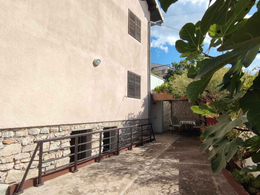 Ferienwohnung WOHNUNG DORIANA (2+1)