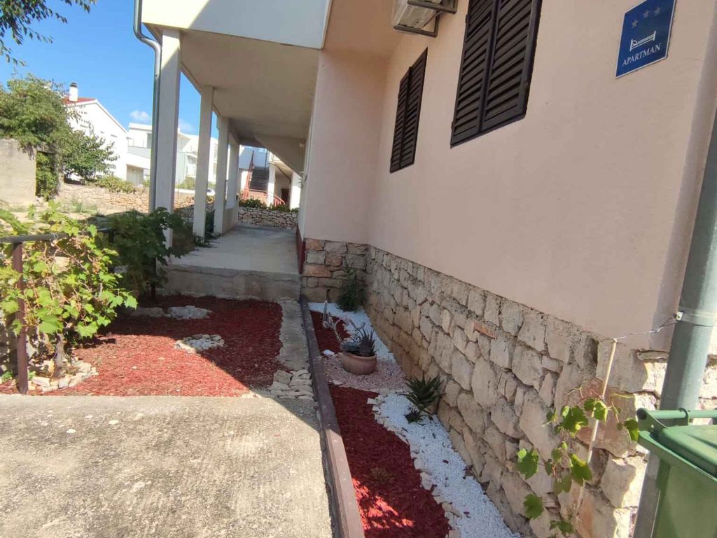 Ferienwohnung WOHNUNG DORIANA (2+1)