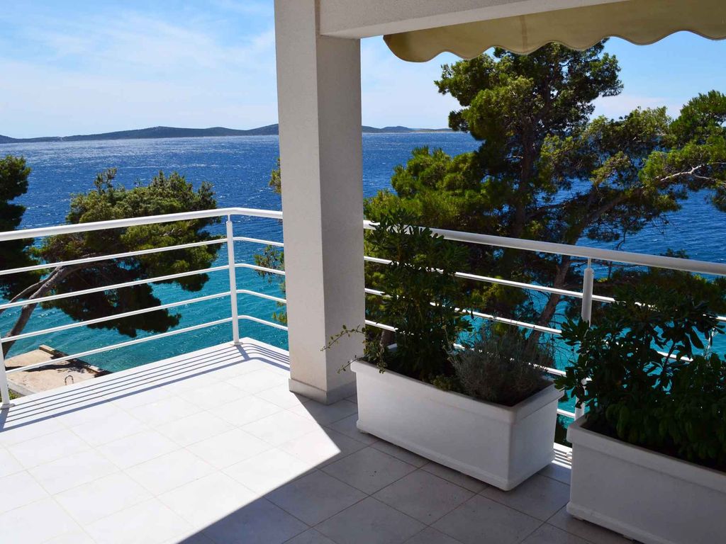 Ferienwohnung Beachfront apartment in Tribunj