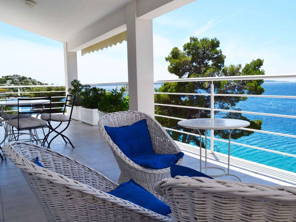 Ferienwohnung Beachfront apartment in Tribunj