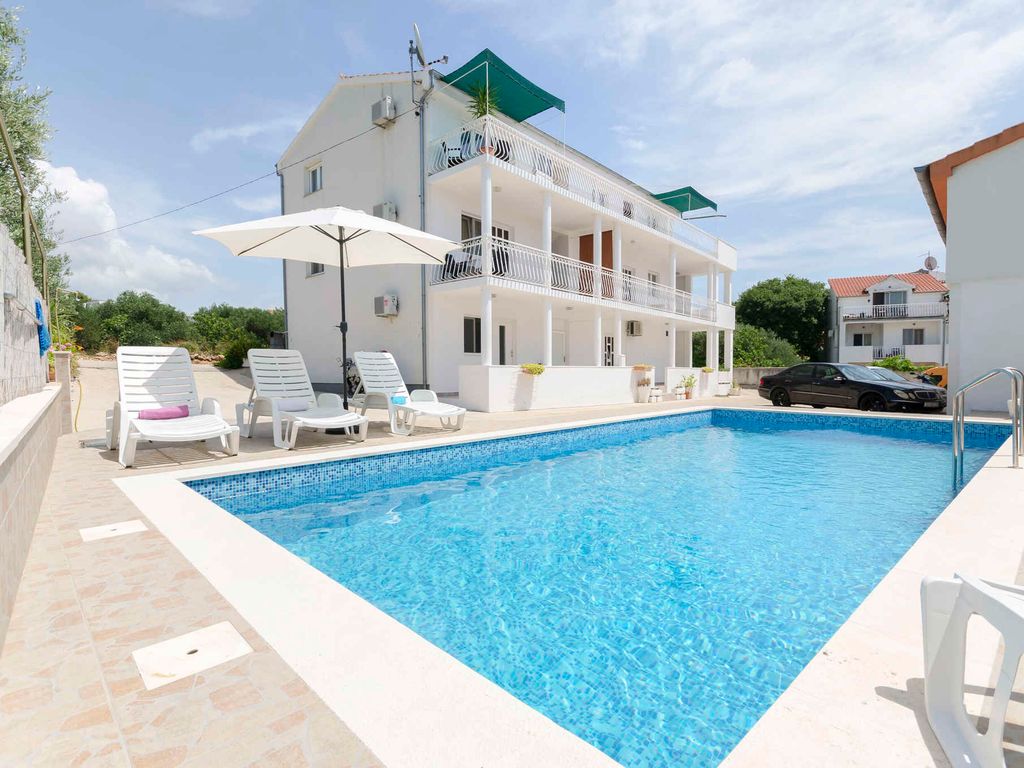 Ferienwohnung mit Pool und Klimaanlage