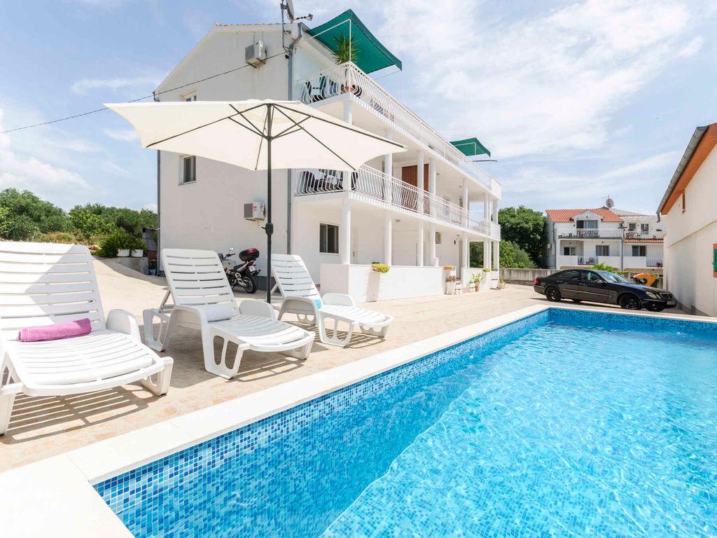 Ferienwohnung mit Pool und Klimaanlage