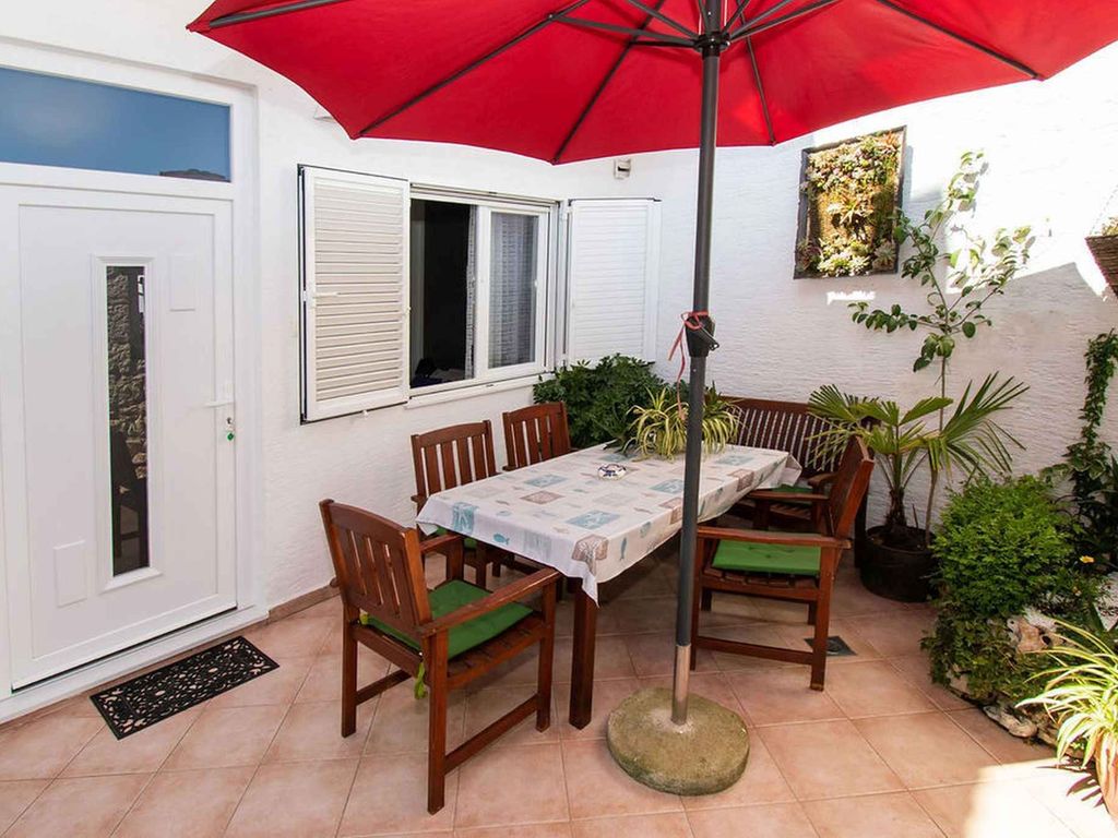Ferienwohnung Familienfreundlich mit Klimaanlage, Grillmöglichkeit und Internet