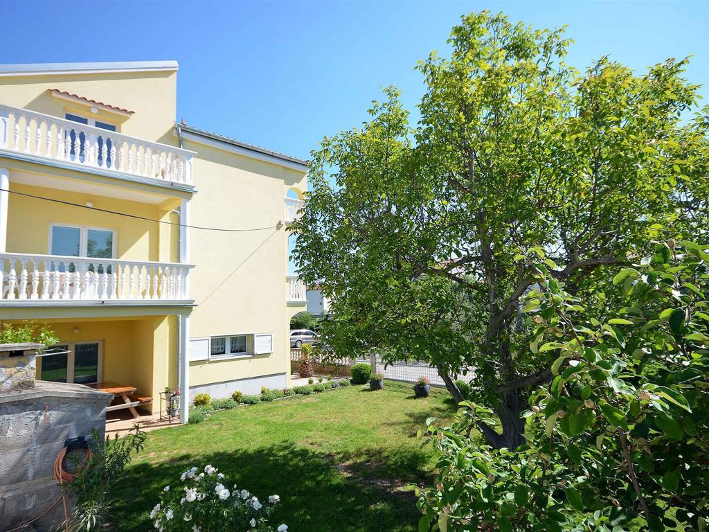 Ferienwohnung Familienfreundlich mit Klimaanlage, Grillmöglichkeit und Internet