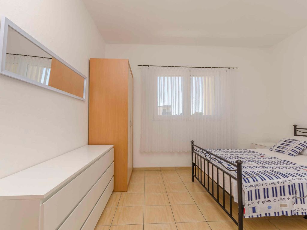 Ferienwohnung Familienfreundlich mit Klimaanlage, Grillmöglichkeit und Internet