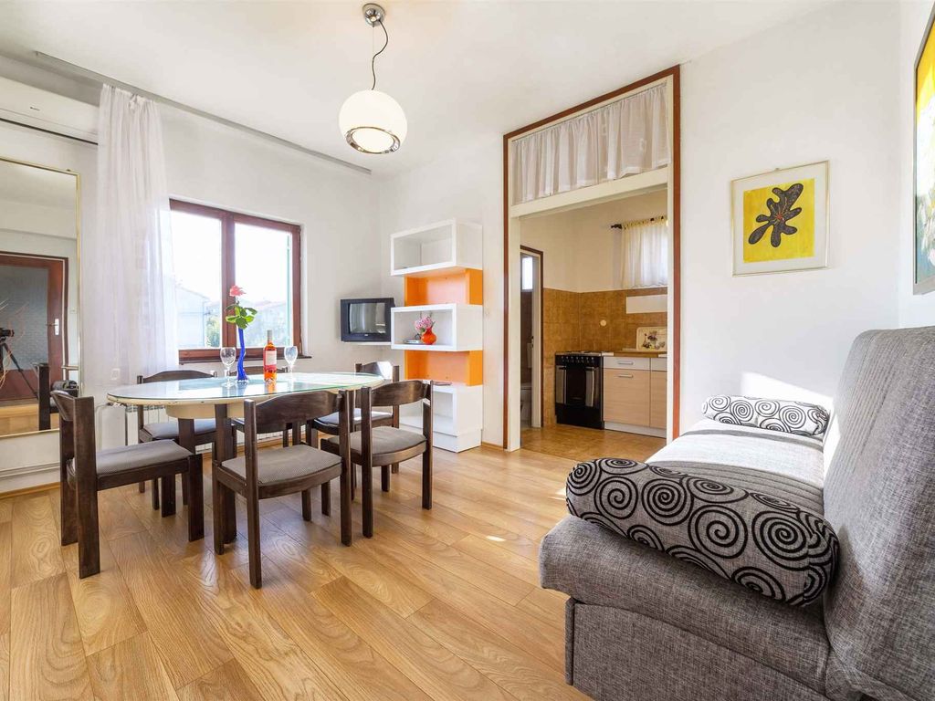 Ferienwohnung Familienfreundlich mit Klimaanlage, Grillmöglichkeit und Internet
