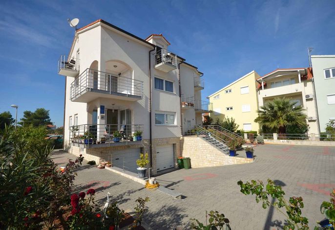 Ferienwohnung Familienfreundlich mit Klimaanlage, Grillmöglichkeit und Internet