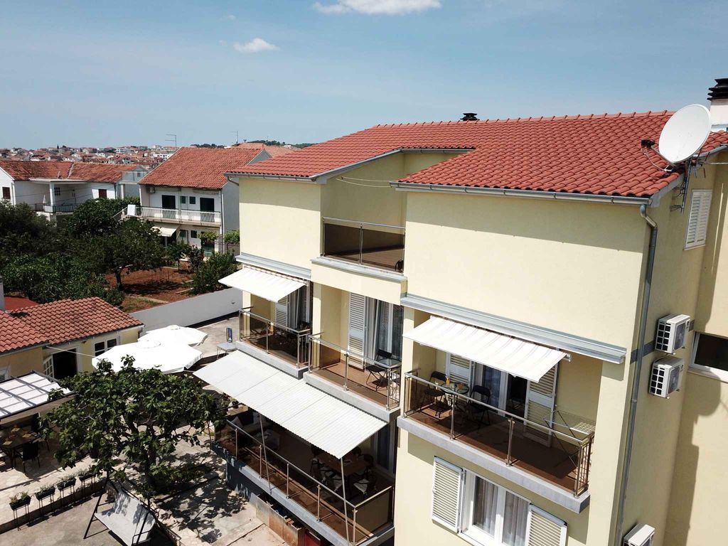 Ferienwohnung mit Meer- und Gartenblick