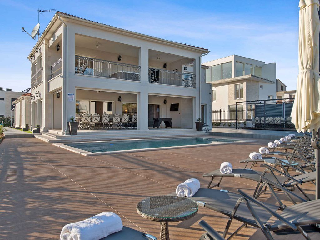 Villa mit toller Ausstattung, Meerblick, Pool und Jacuzzi