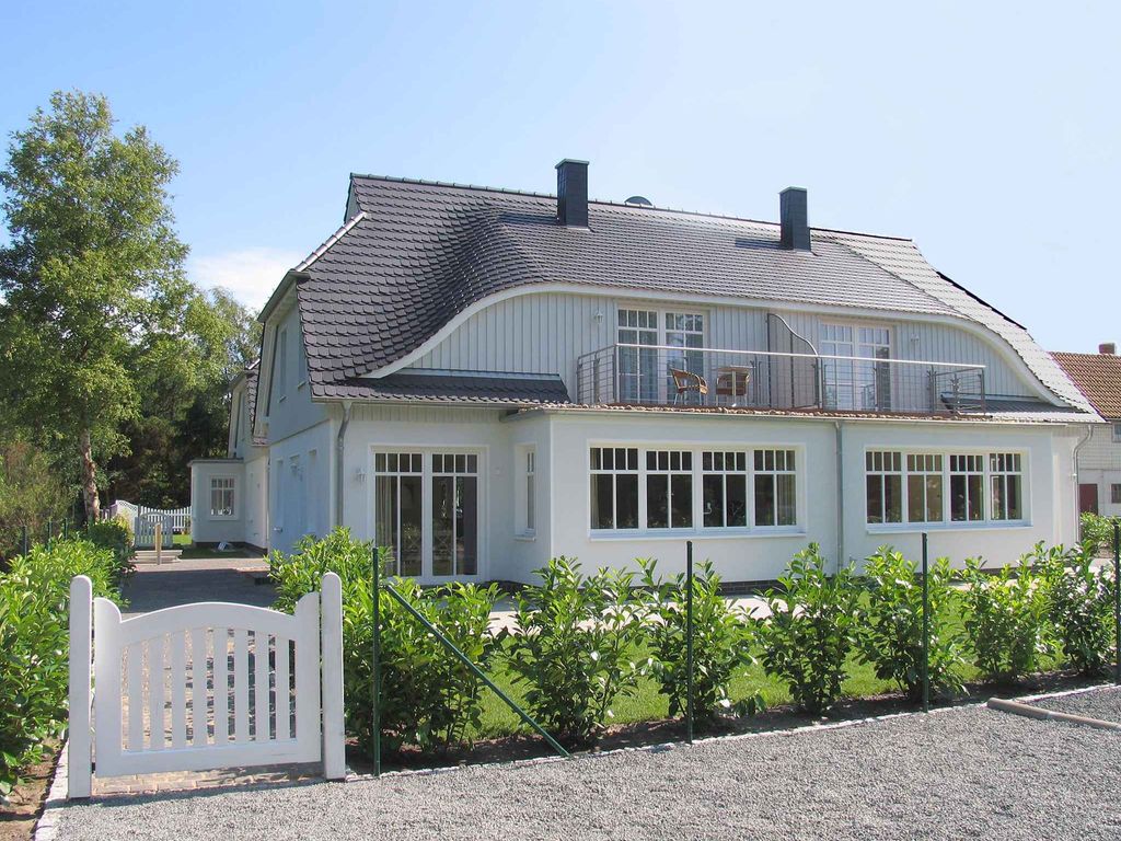 Ferienhaus mit Terrasse und Balkon