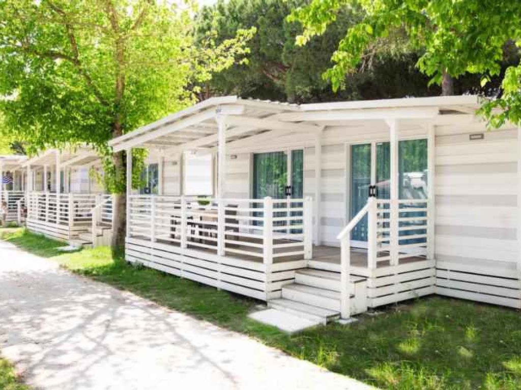 Mobilehome mit Klimaanlage und Holzveranda